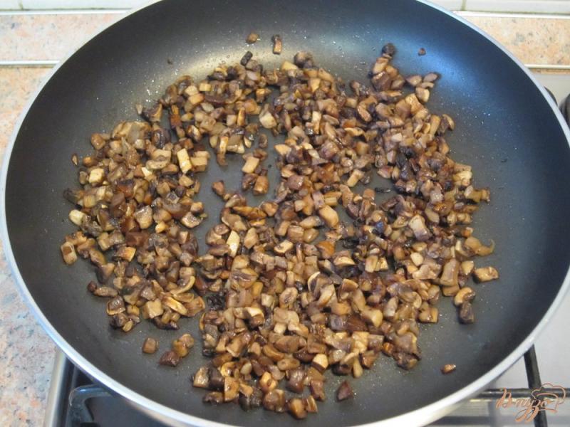 Фото приготовление рецепта: Салат с жаренными грибами шаг №2