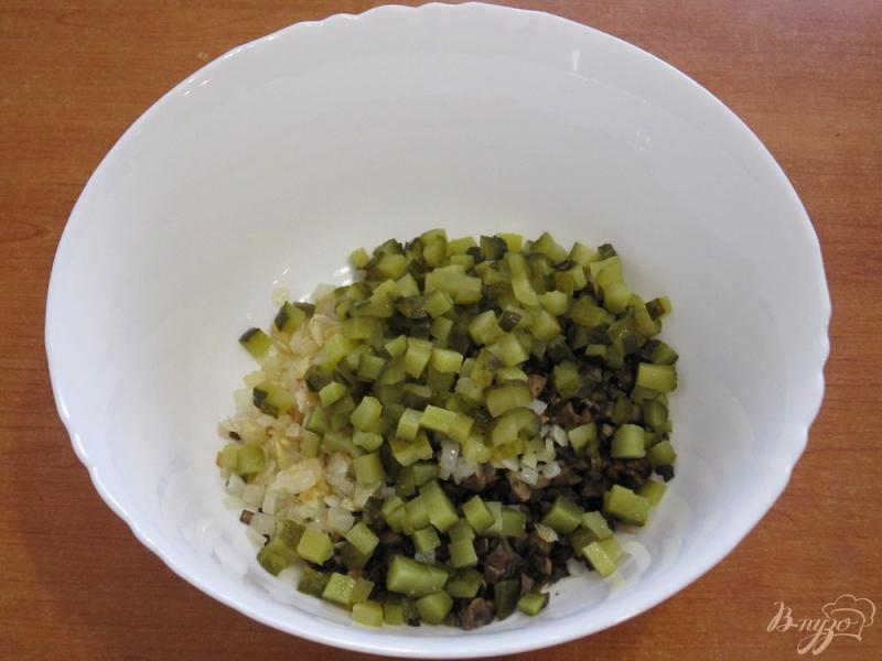 Фото приготовление рецепта: Салат с жаренными грибами шаг №4