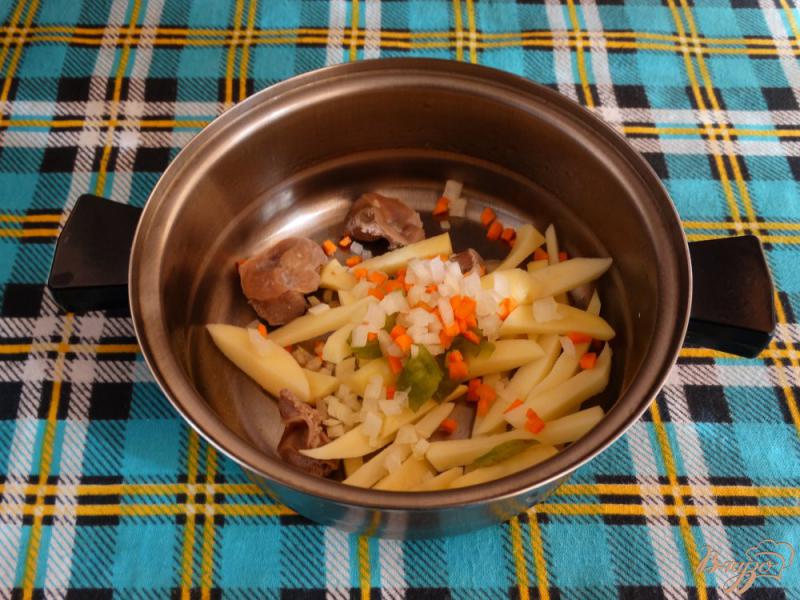 Фото приготовление рецепта: Суп с куриными желудочками и орзо шаг №4