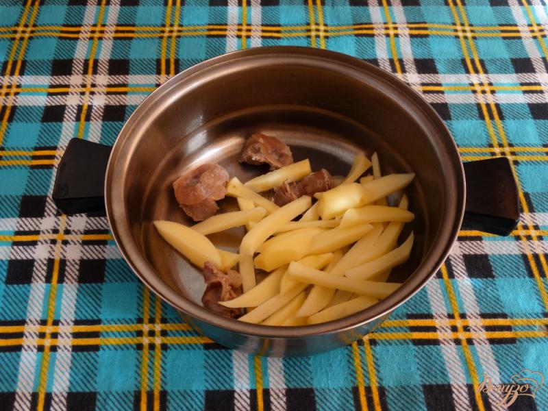 Фото приготовление рецепта: Суп с куриными желудочками и орзо шаг №2