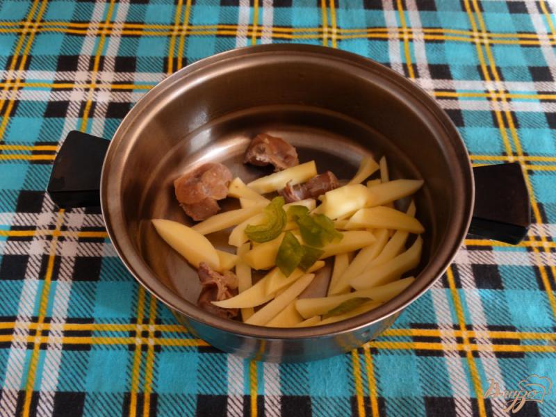 Фото приготовление рецепта: Суп с куриными желудочками и орзо шаг №3
