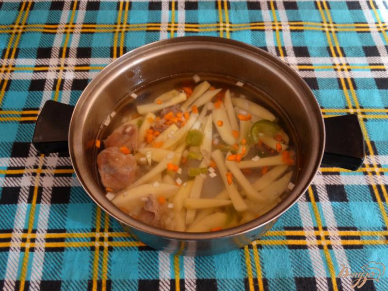 Фото приготовление рецепта: Суп с куриными желудочками и орзо шаг №5