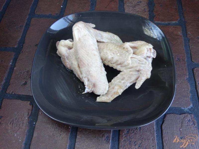 Фото приготовление рецепта: Индюшиные крылья с гарниром из овощей и грибов шаг №3