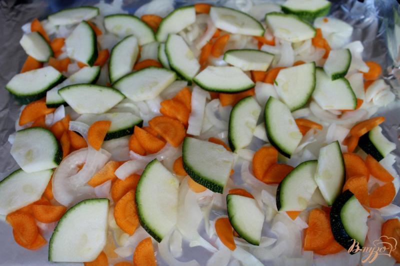 Фото приготовление рецепта: Хек с овощами запеченный в сметане шаг №3