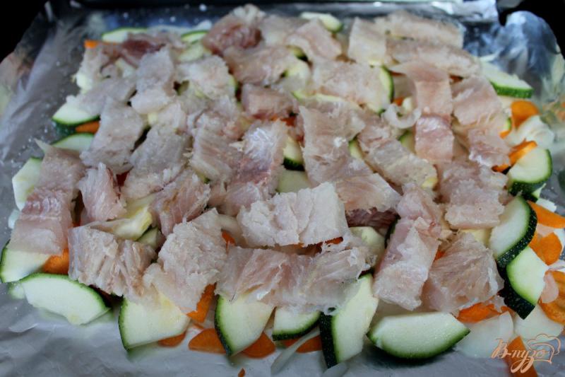 Фото приготовление рецепта: Хек с овощами запеченный в сметане шаг №4