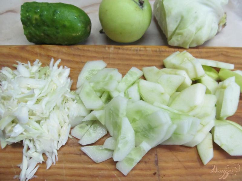 Фото приготовление рецепта: Салат из крабовых палочек яблока и овощей шаг №2