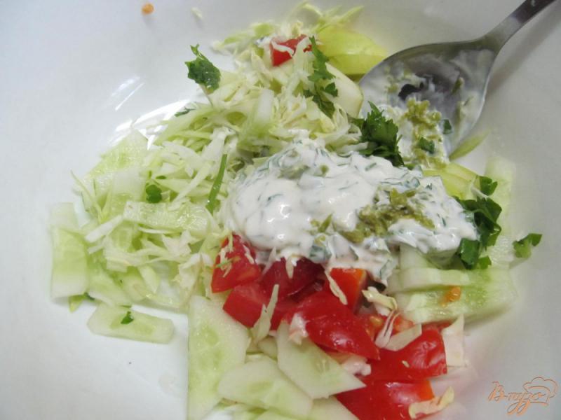 Фото приготовление рецепта: Салат из крабовых палочек яблока и овощей шаг №3