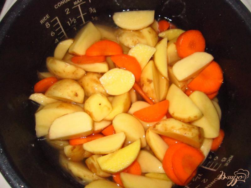 Фото приготовление рецепта: Молодой картофель в мультиварке  в сырно-сливочном соусе шаг №2