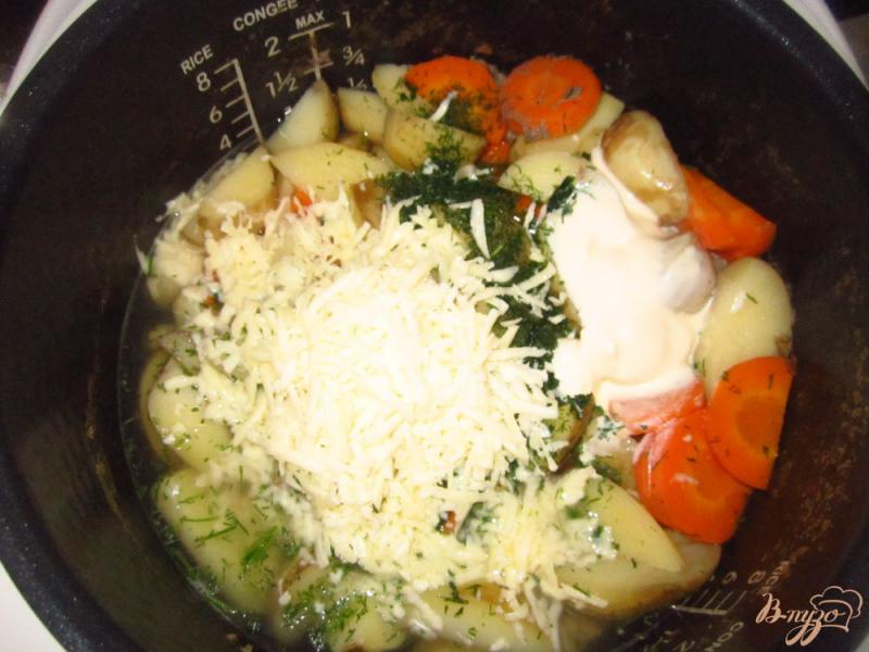 Фото приготовление рецепта: Молодой картофель в мультиварке  в сырно-сливочном соусе шаг №3