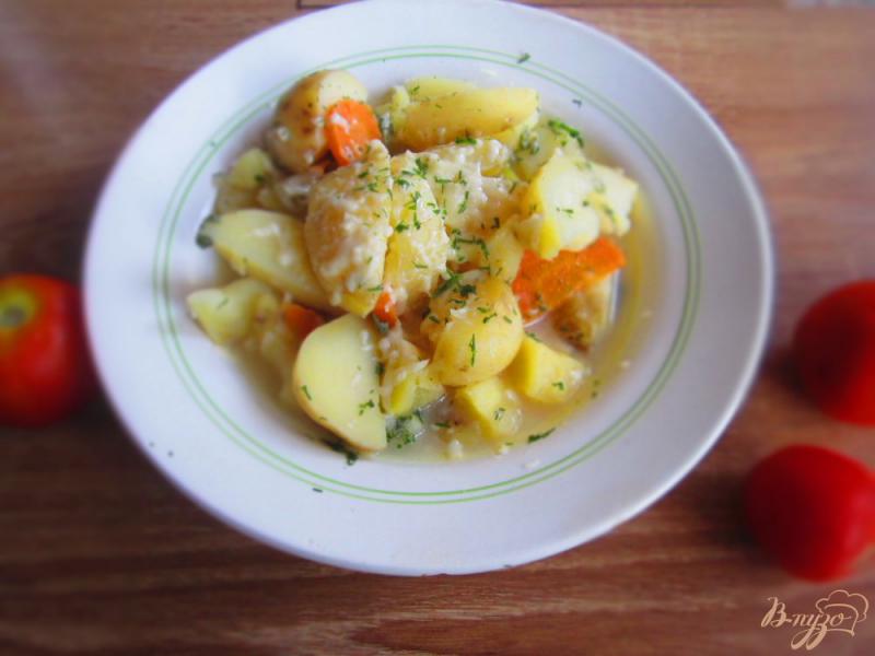 Фото приготовление рецепта: Молодой картофель в мультиварке  в сырно-сливочном соусе шаг №4