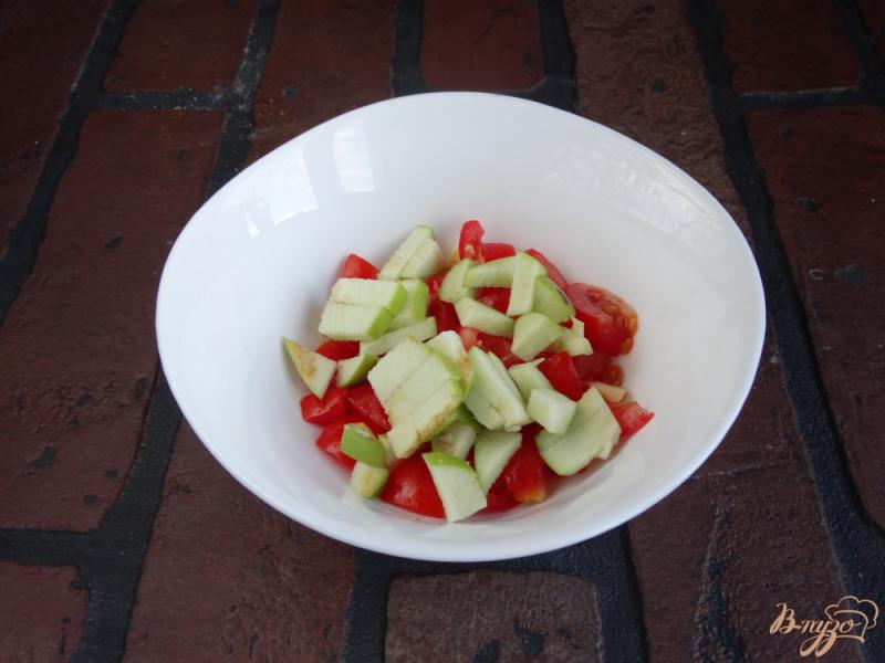 Фото приготовление рецепта: Салат с кальмаром и зеленым яблоком шаг №3