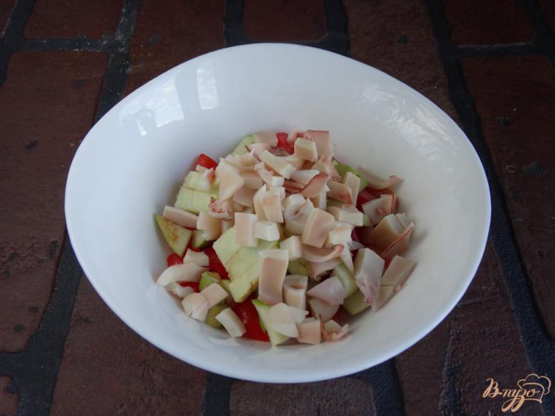Фото приготовление рецепта: Салат с кальмаром и зеленым яблоком шаг №4