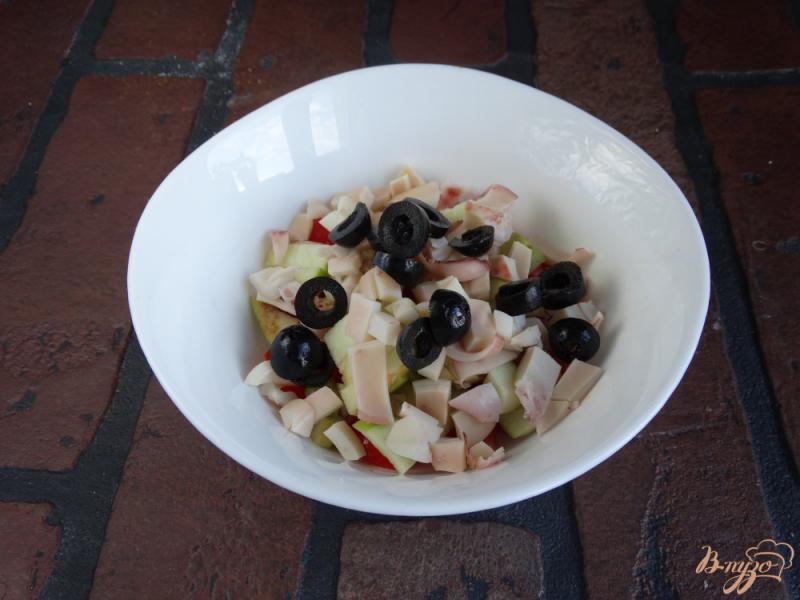 Фото приготовление рецепта: Салат с кальмаром и зеленым яблоком шаг №5