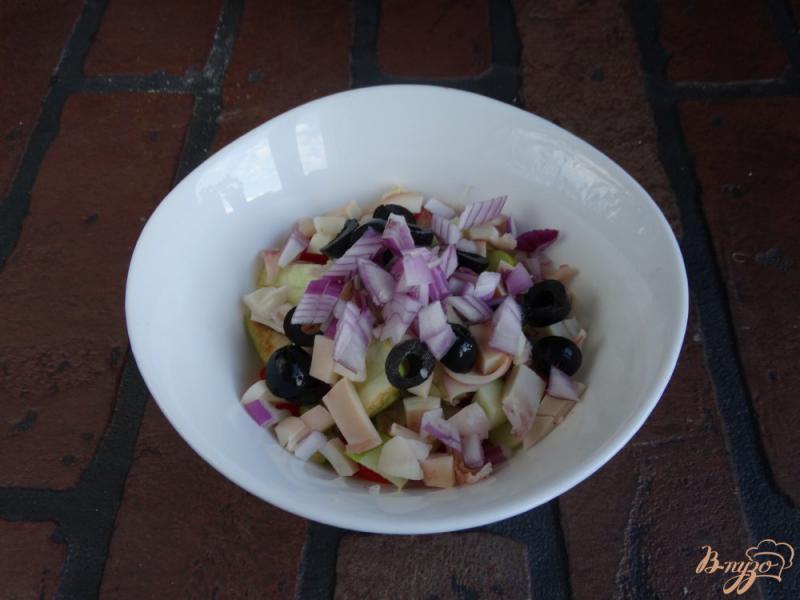 Фото приготовление рецепта: Салат с кальмаром и зеленым яблоком шаг №6
