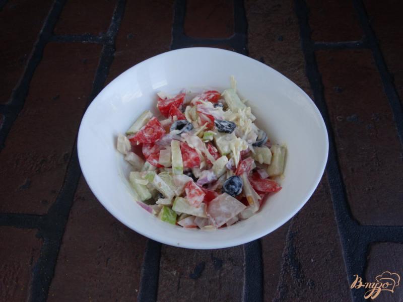 Фото приготовление рецепта: Салат с кальмаром и зеленым яблоком шаг №9