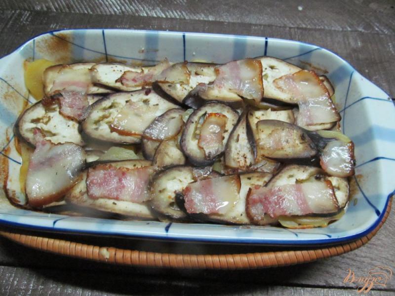 Фото приготовление рецепта: Запеченный картофель с беконом и баклажаном шаг №7