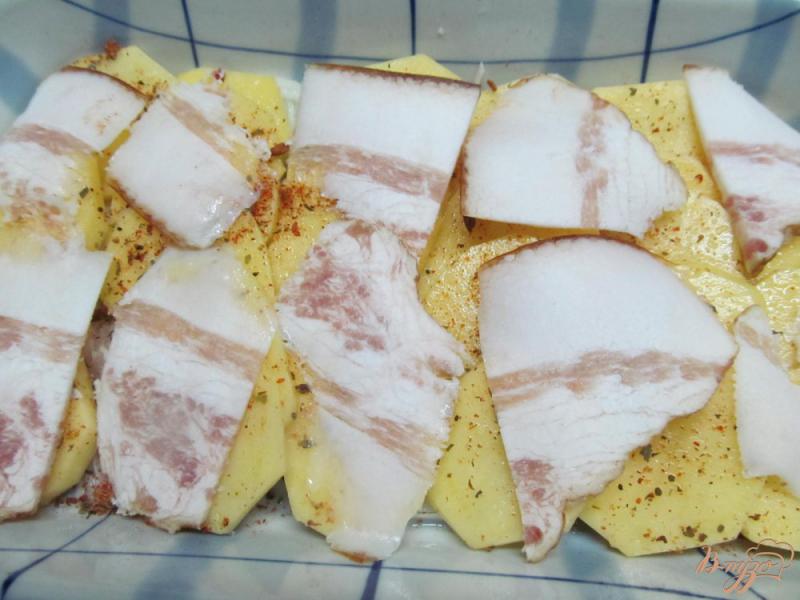 Фото приготовление рецепта: Запеченный картофель с беконом и баклажаном шаг №4