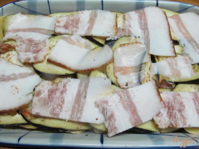 Фото приготовление рецепта: Запеченный картофель с беконом и баклажаном шаг №6