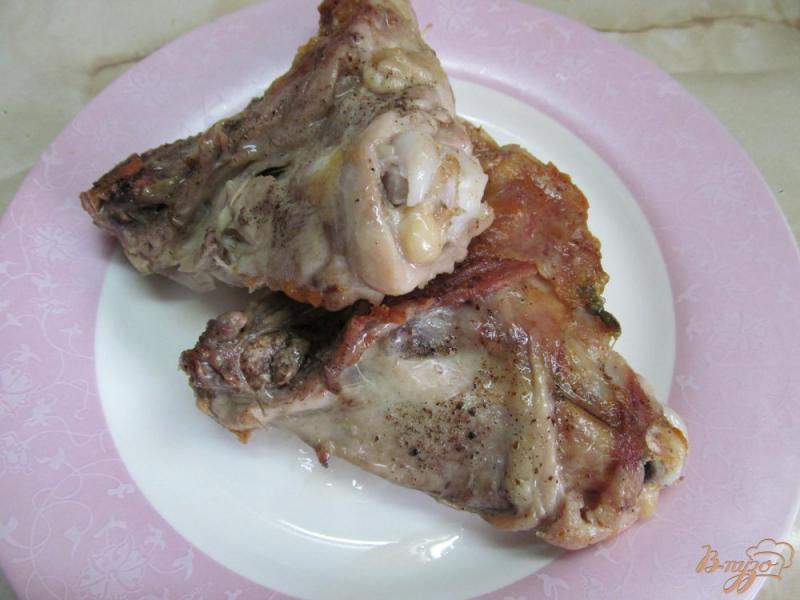 Фото приготовление рецепта: Куриные бедра с горошком шаг №2