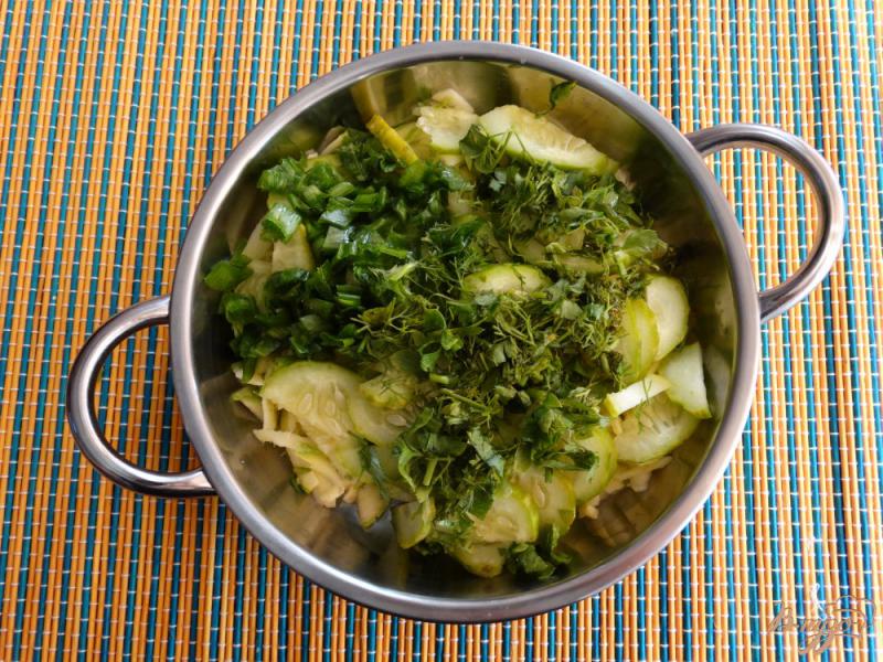 Фото приготовление рецепта: Огуречно - кабачковый салат с яйцом шаг №3