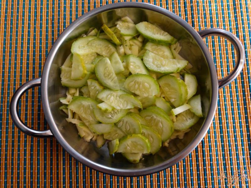 Фото приготовление рецепта: Огуречно - кабачковый салат с яйцом шаг №2