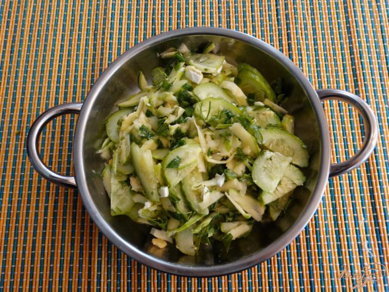 Фото приготовление рецепта: Огуречно - кабачковый салат с яйцом шаг №7