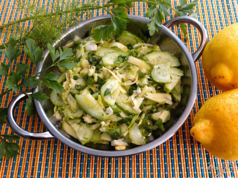 Фото приготовление рецепта: Огуречно - кабачковый салат с яйцом шаг №8