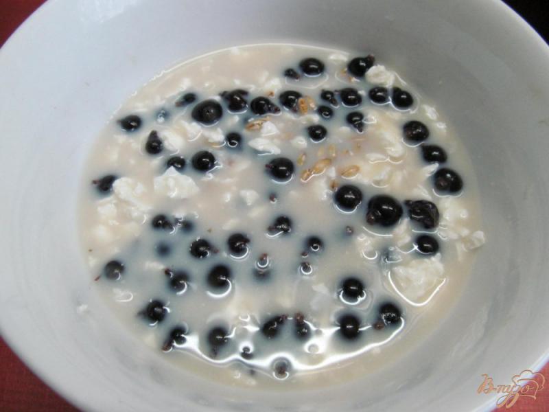 Фото приготовление рецепта: Полезный завтрак из зерна пшеницы с черной смородиной шаг №3