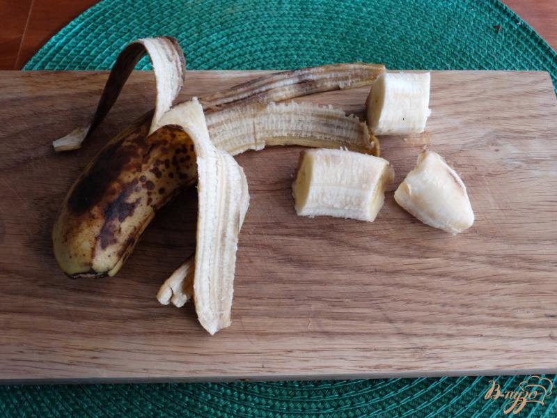 Фото приготовление рецепта: Кисломолочный напиток с бананами и отрубями шаг №2