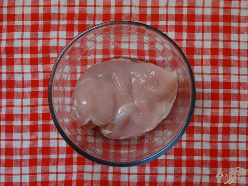 Фото приготовление рецепта: Куриная грудка в кефирно-имбирном маринаде шаг №1