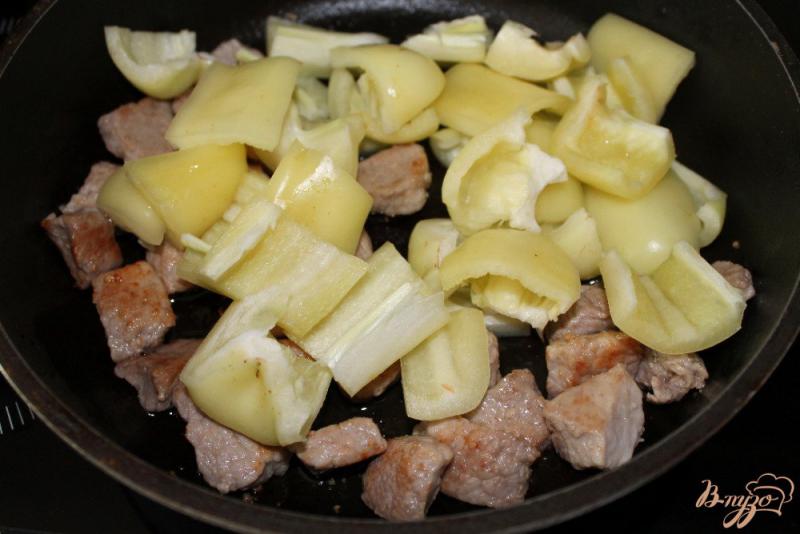 Фото приготовление рецепта: Свинина с перцем в горшочке шаг №2