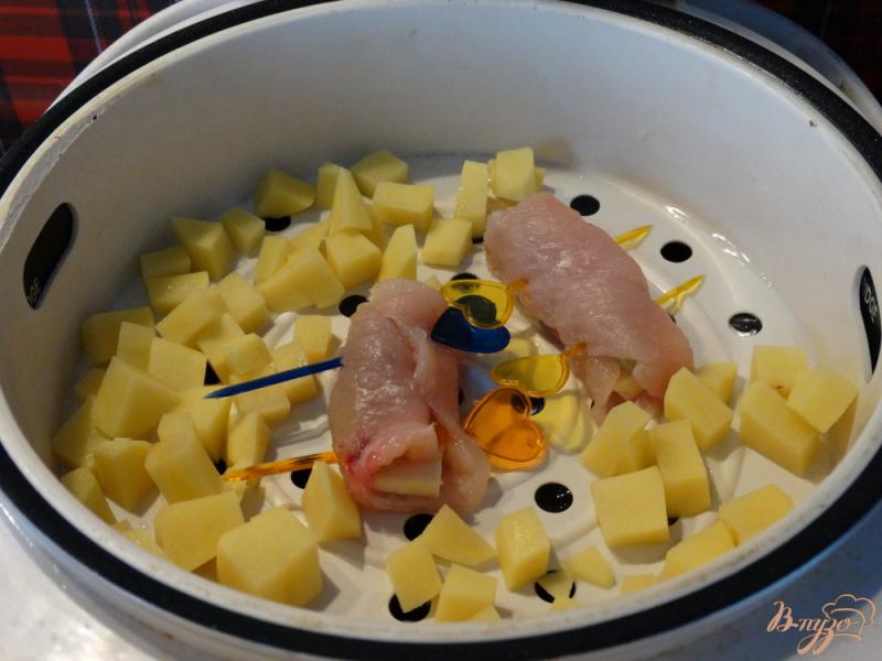 Фото приготовление рецепта: Куриные рулетики с брокколи и сыром на пару шаг №6