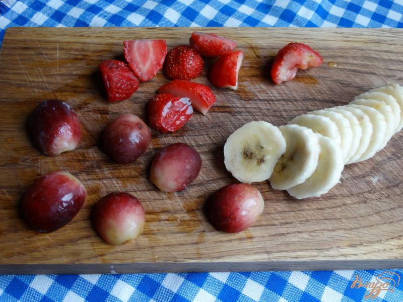 Фото приготовление рецепта: Быстрый пирог с ягодами и фруктами шаг №6