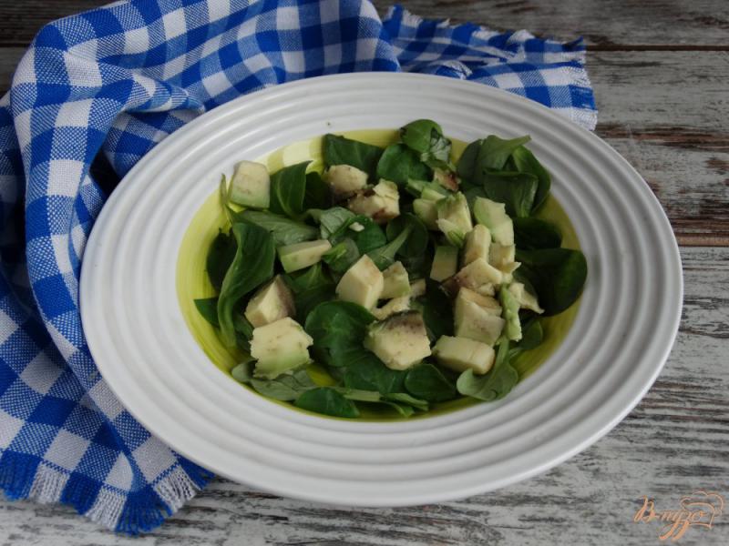 Фото приготовление рецепта: Салат с красным апельсином авокадо и корн-салатом шаг №2