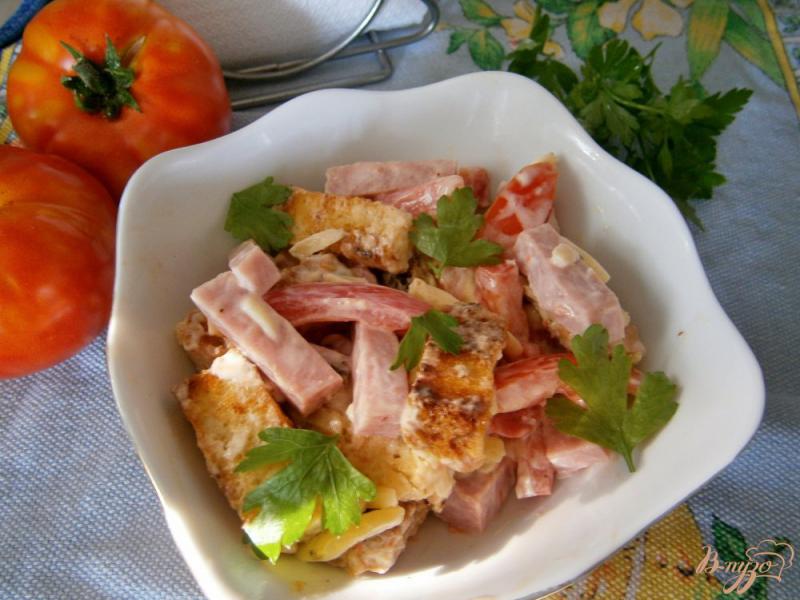 Фото приготовление рецепта: Салат с ветчиной и помидорами шаг №6