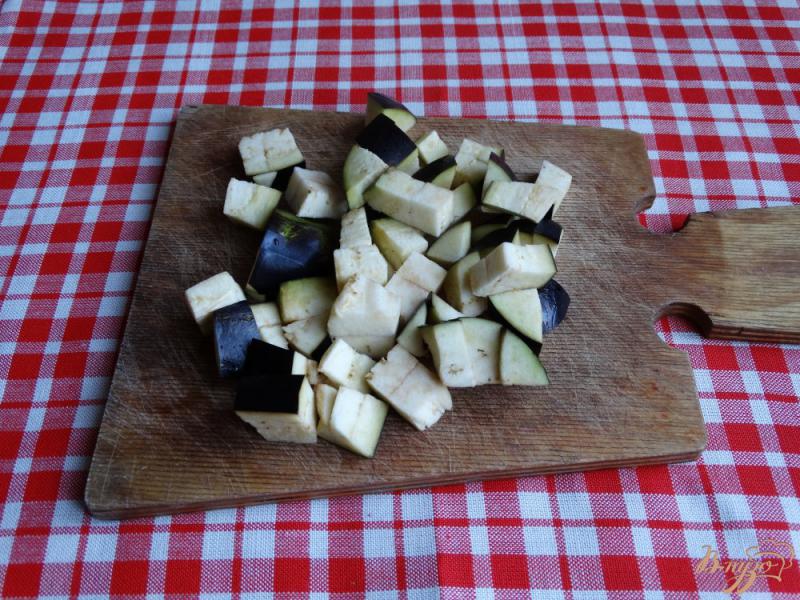 Фото приготовление рецепта: Теплый овощной салат с баклажанами и мятой шаг №1