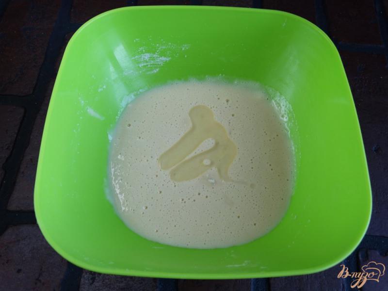 Фото приготовление рецепта: Пирог с нектаринами на молоке шаг №6