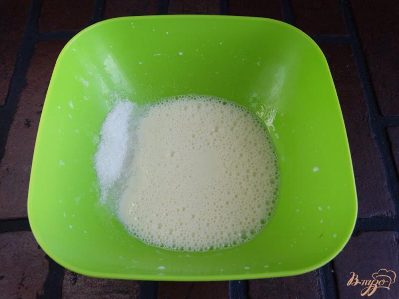 Фото приготовление рецепта: Пирог с нектаринами на молоке шаг №3