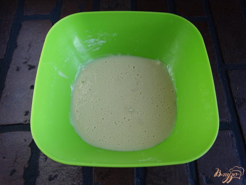 Фото приготовление рецепта: Пирог с нектаринами на молоке шаг №5