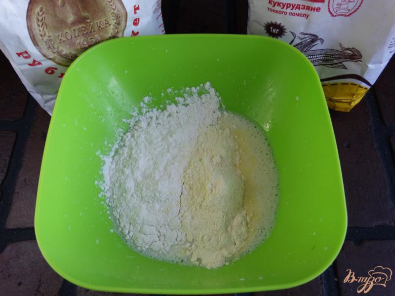 Фото приготовление рецепта: Пирог с нектаринами на молоке шаг №4
