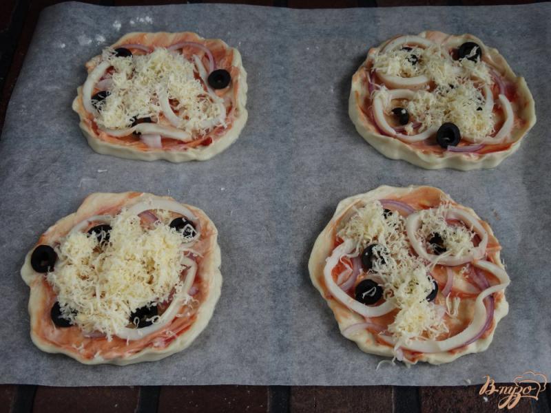 Фото приготовление рецепта: Пицетта с кальмарами сыром и маслинами шаг №7