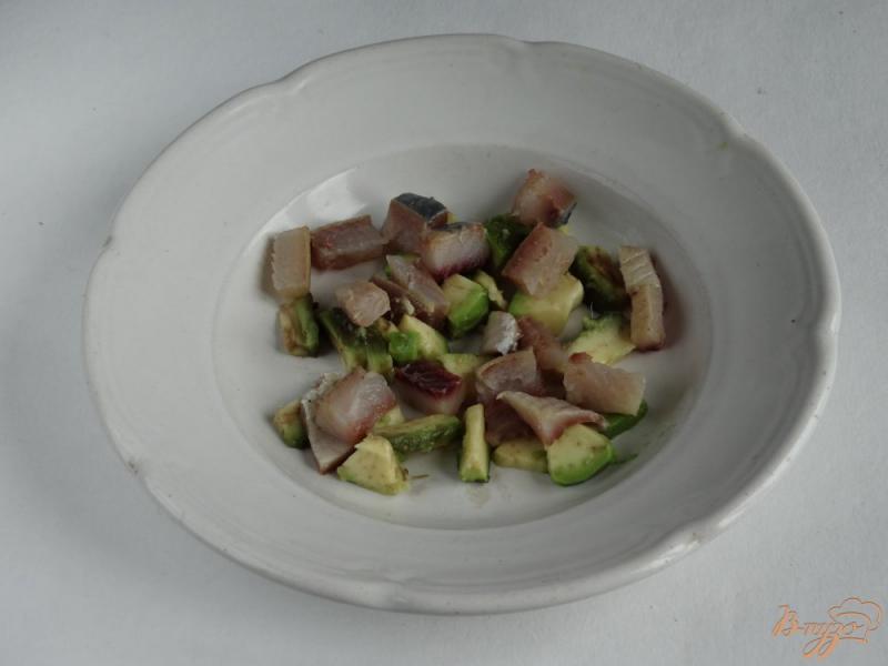 Фото приготовление рецепта: Салат с сельдью и авокадо шаг №2