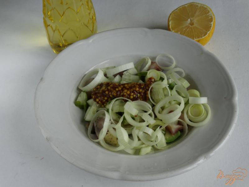 Фото приготовление рецепта: Салат с сельдью и авокадо шаг №5