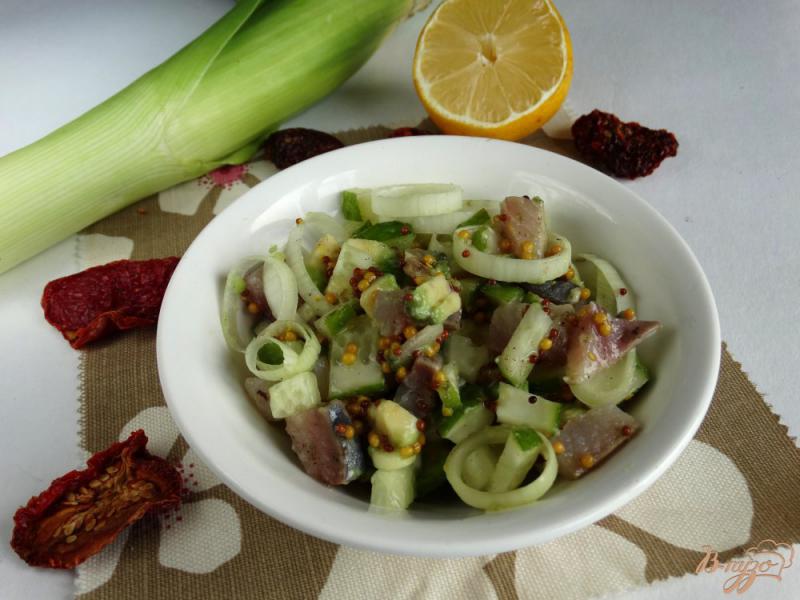 Фото приготовление рецепта: Салат с сельдью и авокадо шаг №6
