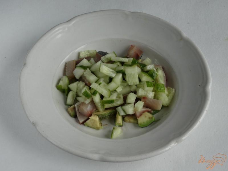 Фото приготовление рецепта: Салат с сельдью и авокадо шаг №3