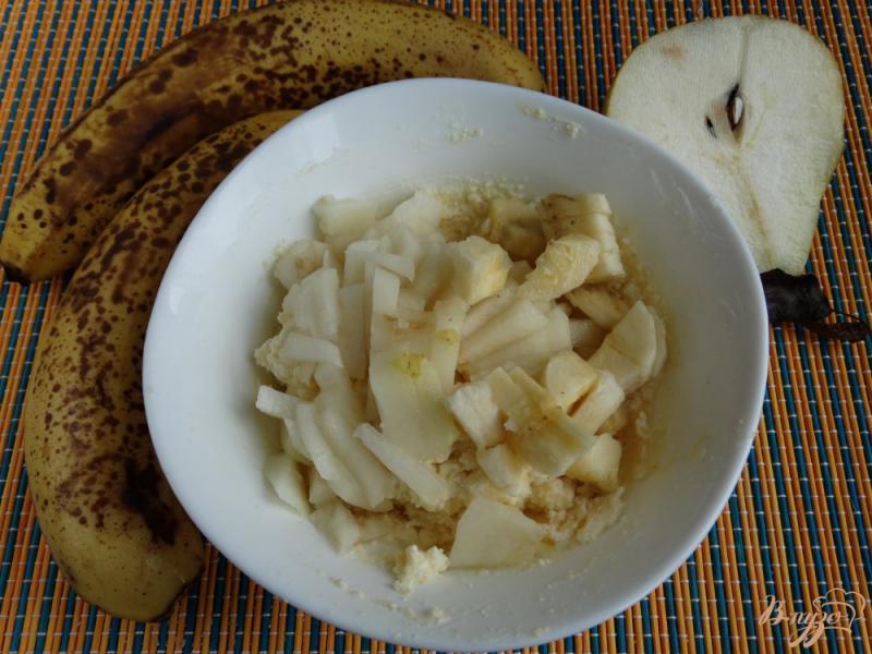 Фото приготовление рецепта: Творожная запеканка с грушами и бананами без муки шаг №5