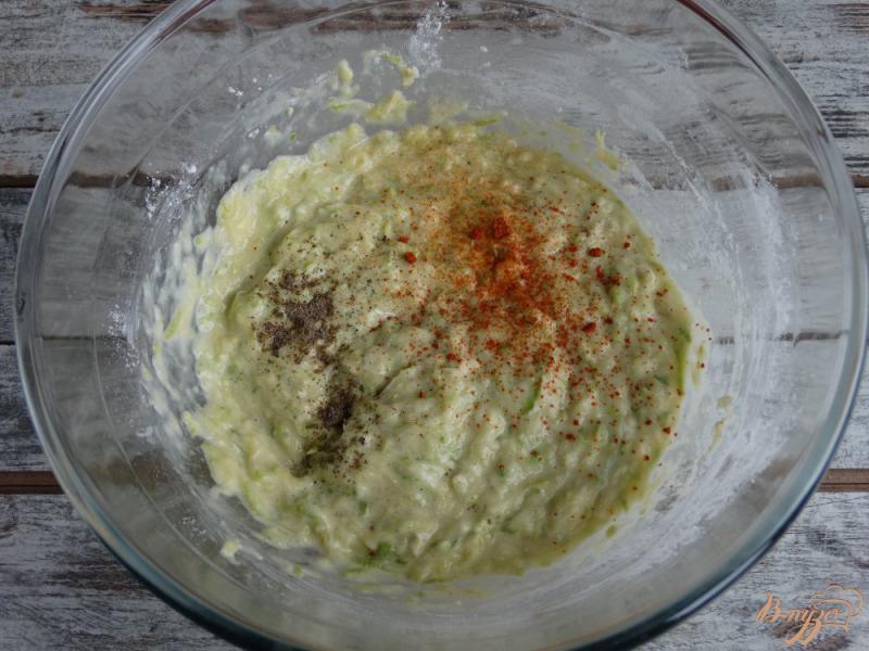Фото приготовление рецепта: Кабачковые оладьи с соусом из авокадо шаг №4