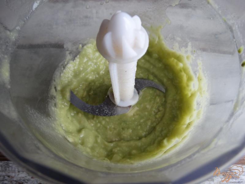 Фото приготовление рецепта: Кабачковые оладьи с соусом из авокадо шаг №8