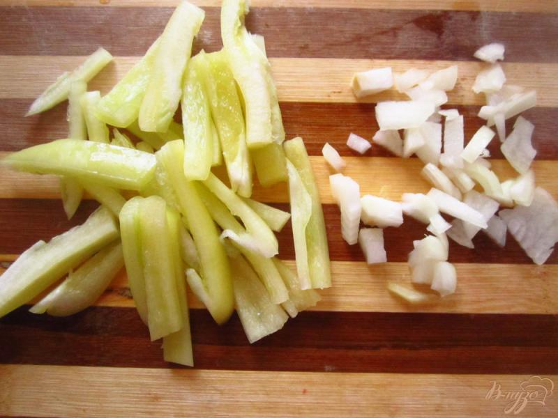 Фото приготовление рецепта: Салат со свинины и овощами шаг №2