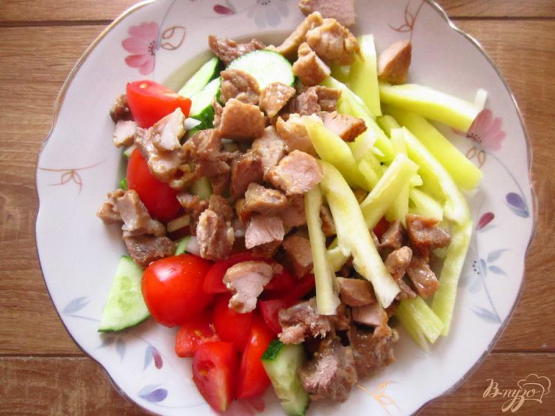 Фото приготовление рецепта: Салат со свинины и овощами шаг №4